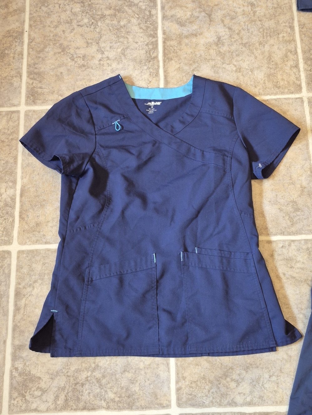 Lot Of 3 Scrubs For Women Size XS, 2 Tops And A Pair Of Pants - Picture 4 of 7